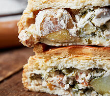 Пирог с индейкой, картофелем и карамелизованным луком