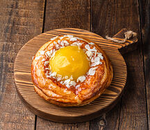 Даниш с персиком и заварным кремом