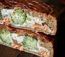 Пирог с лососем и брокколи