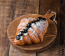 Круассан с голубикой и сливочным кремом