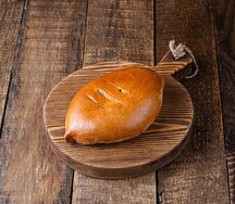 Пирожок с луком и яйцом