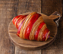 Круассан клубничный