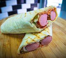 Двойная сосиска в лаваше с салатом