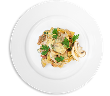 Сковородка с цыпленком в сливочном соусе