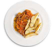 Гуляш из говядины с картофелем, запеченным в травах