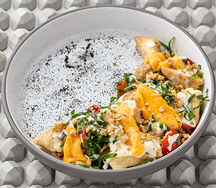 Салат с хрустящими баклажанами и теплым сыром чеддер