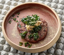 Большая котлета из мраморной говядины, жареная на углях с грибным маслом