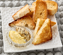 Ремесленный хлеб, чиабатта и бриошь с лимонным и грибным маслами