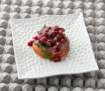 Шаньга с копченой вырезкой косули и соусом из ягод