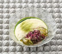 Куриные сердечки в сливочном соусе, муссом из картофеля и маринованными огурцами