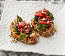 Бутерброд с хумусом и брокколи на углях