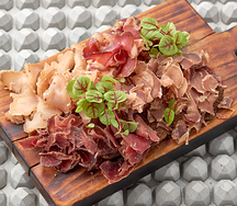 Нарезка фирменных вяленых деликатесов medium