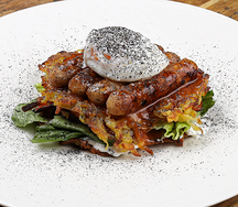 Драники, жареные по-уральски с куриными колбасками и яйцом пашот