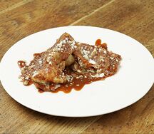 Блины с карамелью, творожным кремом и орехами