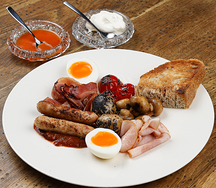 Завтрак №1: ветчина из индейки, жареный бекон, картофельный драник, колбаски