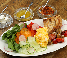 Завтрак №2: нежный скрембл, форель, авокадо, творожный сыр, цукини, чиабатта