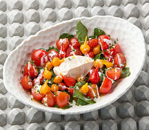 Овощной салат с сыром из топленой сметаны