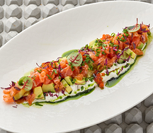 Тартар из форели с авокадо, свежим огурцом и сливочным кремом