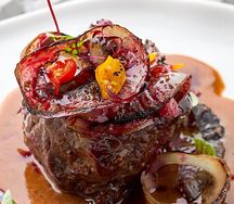 Филе Миньон с обожжённым луком, сладким свекольным соусом и соусом из перца