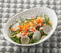 Салат с крабом, водорослями и креветкой