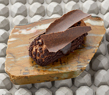 Эклер с шоколадом из лопуха и смородины