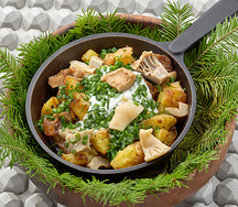 Сковорода с жареным картофелем и уральскими грибами