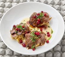 Говяжий язык с соусом из квашеной капусты