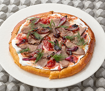 Огромная шаньга с говяжьим языком, обожженым луком и вареньем из томатов