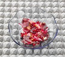 Мясные кусочки из оленя с квашеной капустой, острым перцем и соусом из огурца