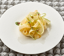 Щучья котлета с лапшой из яблока и соусом из топлёного масла