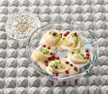 Домашние пельмени с соусом из капусты и ягодами