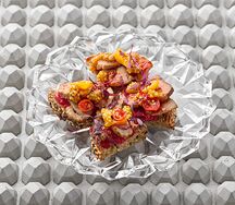 Бутерброд с копчёной утиной грудкой, острым мëдом и соленьями