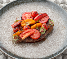 Стейк Рибай с разноцветными томатами