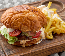 Бургер с мраморной говядиной и картофелем фри с сырным соусом