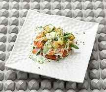 Шаньга с форелью и огурцами, маринованные в укропе