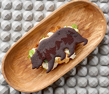 Медведи едят малину