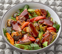 Салат со стейком, жареным на углях и печеными овощами