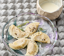 Вареники с карасями и соусом из сметаны