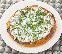 Большая шаньга с икрой и маринованными огурцами