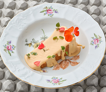 Чизкейк Сан-Себастьян с соусом из вареной сгущенки