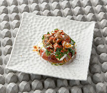 Шаньга с пряными белыми грибами и соусом из сметаны