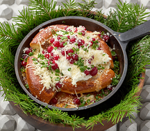 Сковородка с олениной, телятиной, овощным рагу и картофельной шаньгой