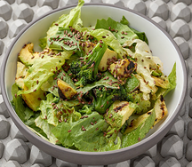 Зеленый салат с авокадо, жареным на углях, цитрусовая заправка