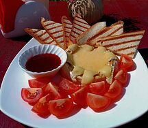 Жареный сыр с помидорами черри 