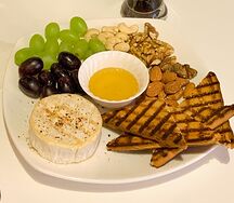 Жареный сыр с виноградом и орехами  