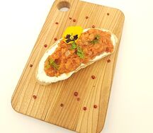 Брускетты с тартаром из лосося и цитрусовым соусом
