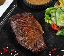 Стейк Мачете с овощным салатом и перечным соусом