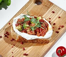 Брускетты с тартаром из тунца и авокадо