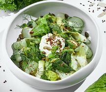 Большой зелёный салат со страчателлой