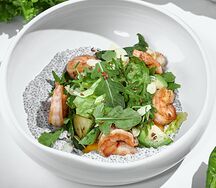 Салат с креветками и манго с пудингом из семян чиа